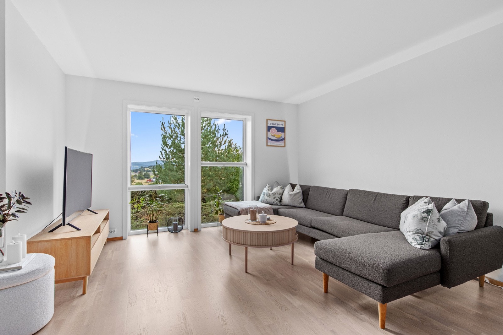 Lys og trivelig stue med store vindusflater. Galleribilde