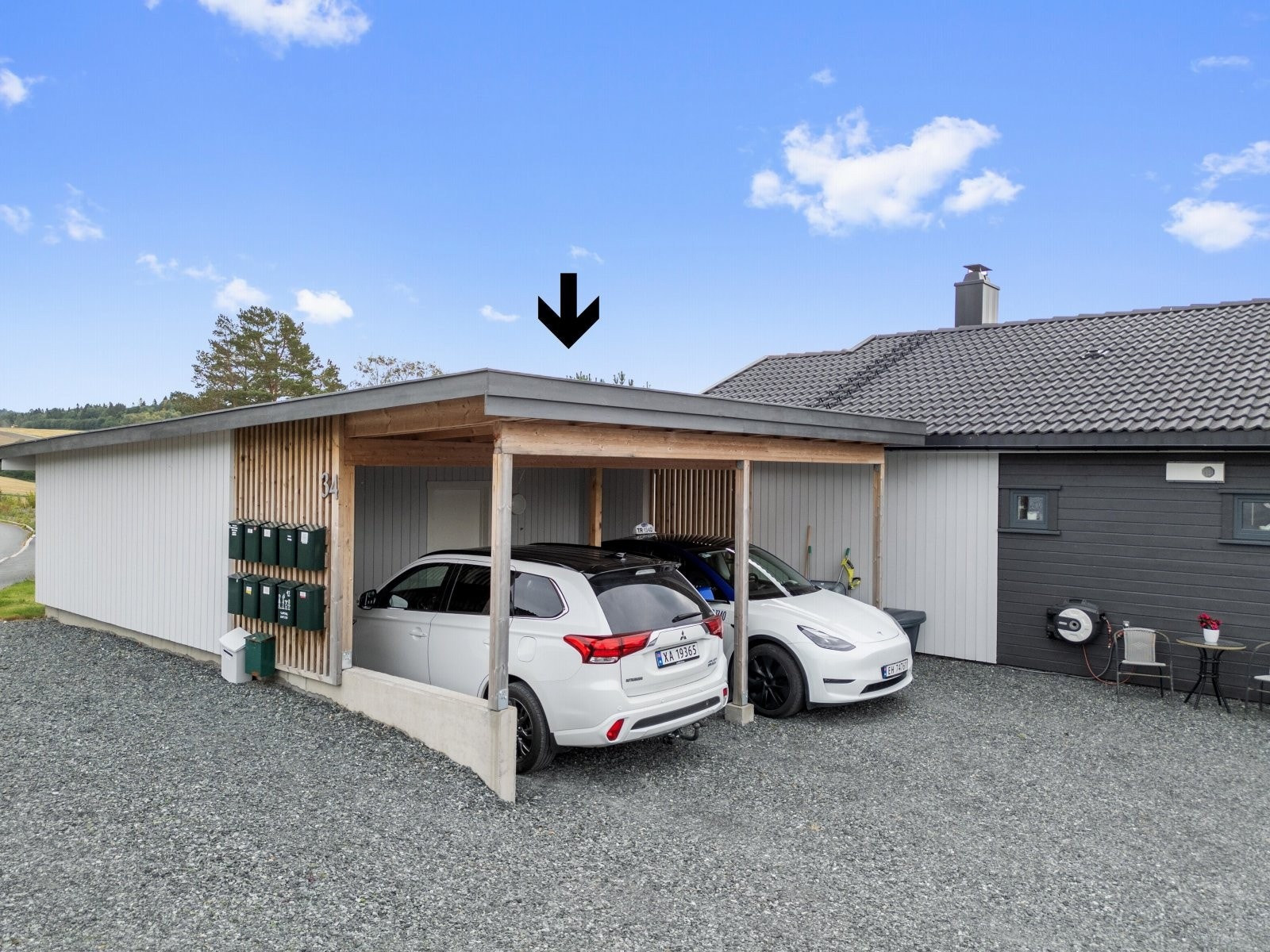Med leiligheten følger en carport, med tilhørende bod i bakkant. Galleribilde