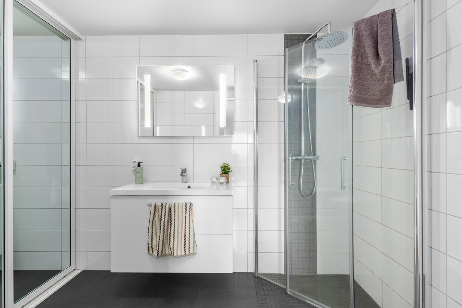 Pent flislagt bad med innfellbare dusjdører. Galleribilde