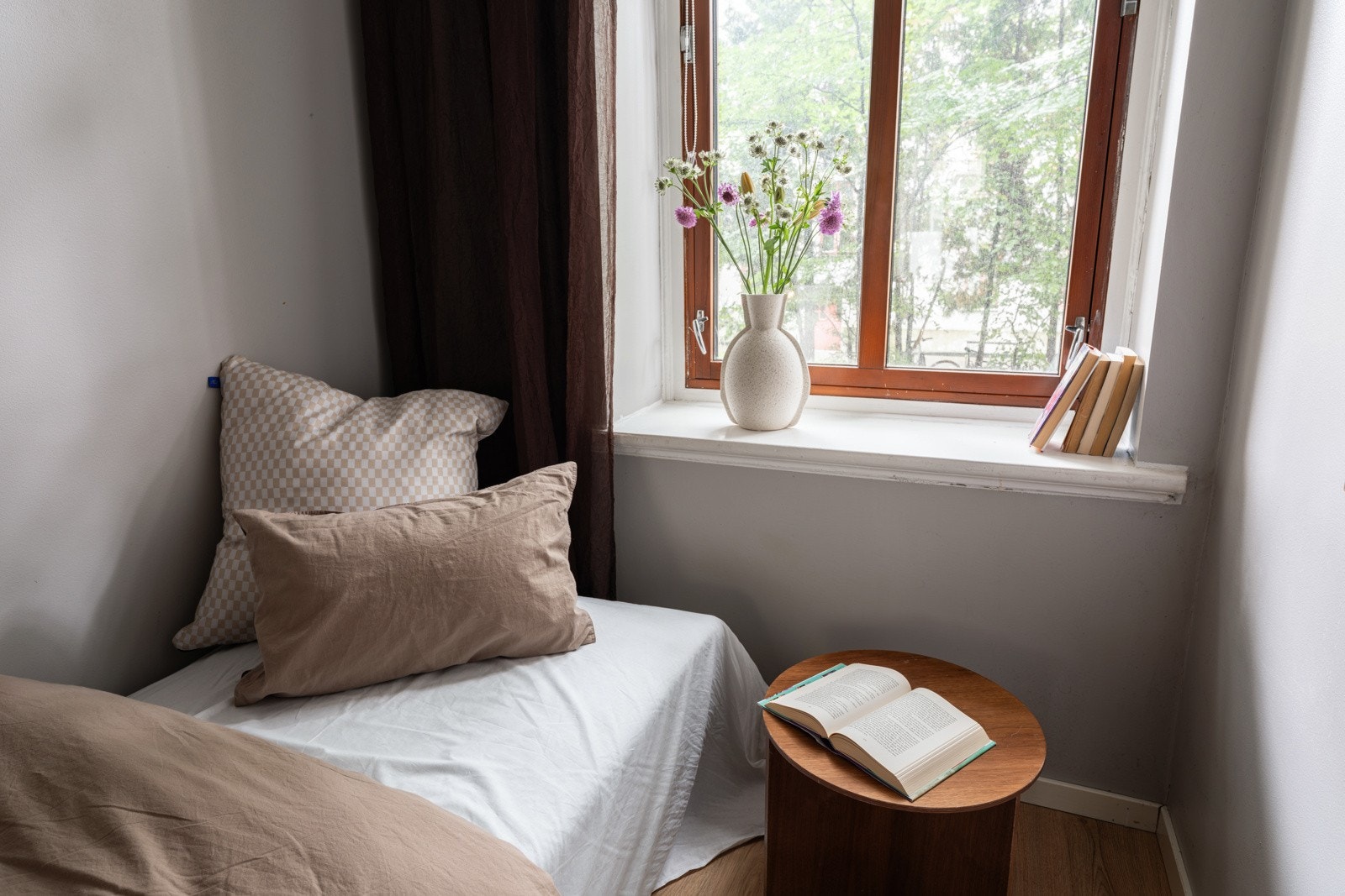 Soverommet har moderne enstavs laminat på gulv og glatte overflater malt i en tidløs farge. Galleribilde