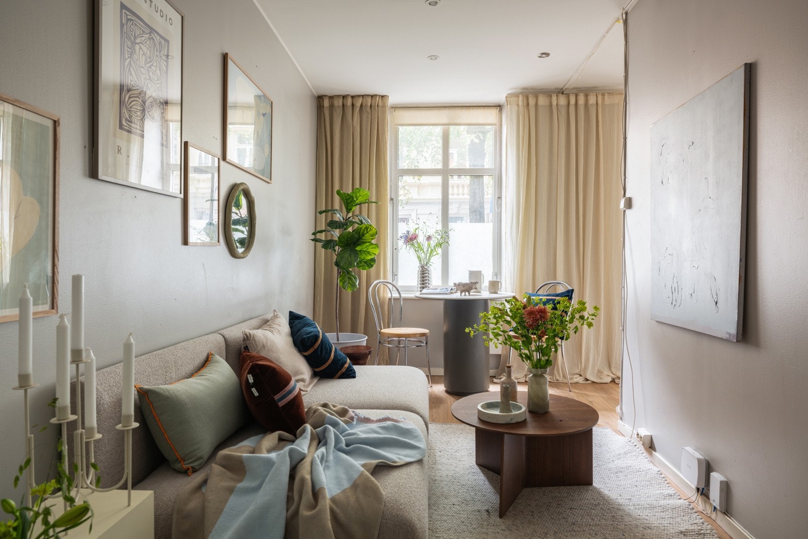 I stuen er det plass til både sofa og et lite spisebord i tilknytning til kjøkkenet. Galleribilde