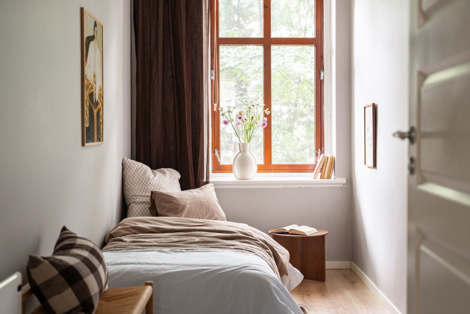 Den store vindusflaten slipper inn fint lys og det er god takhøyde. Galleribilde