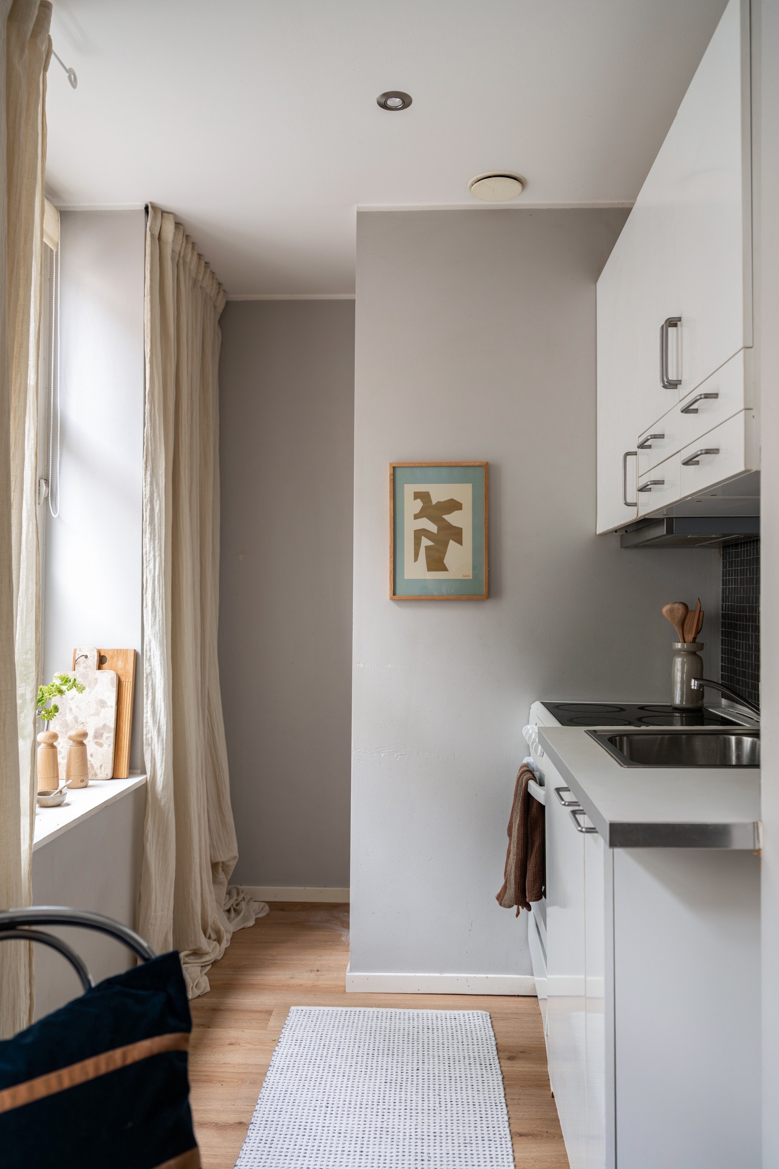 Også på kjøkkenet er det et stort vindu som slipper inn naturlig dagslys. Galleribilde