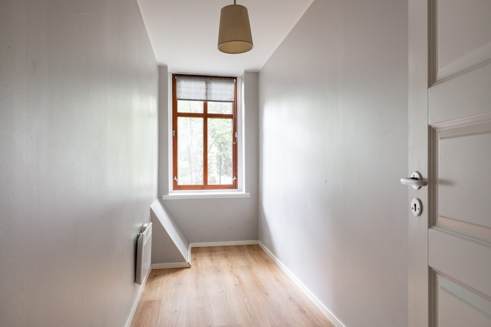 Det andre soverommet er også et lyst rom som vender ut mot rolig bakgård uten biltrafikk. Samme standard med moderne enstavs laminat på gulv og glatte malte overflater. Galleribilde