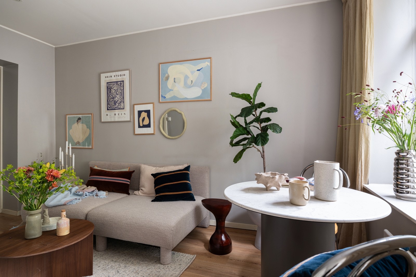 Lysinnslippet sammen med takhøyden på ca. 2,5 meter gir en god romfølelse. Galleribilde