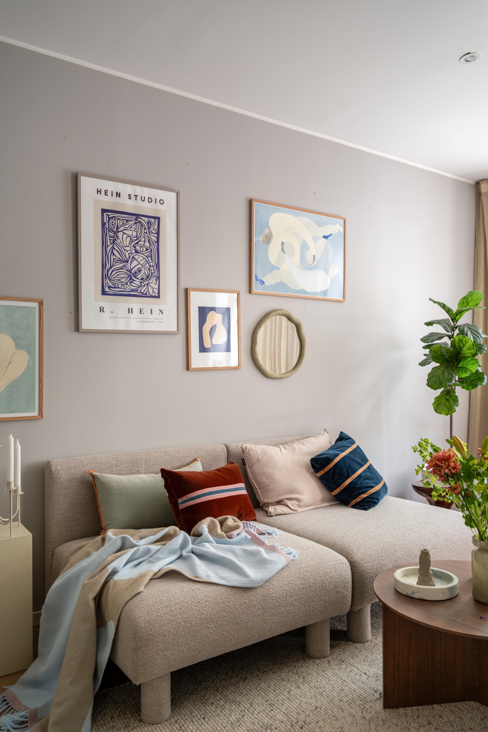 Leiligheten har en lys og koselig stue. Stuen har moderne enstavs laminat på gulv, glatte malte overflater og downlights i himlingen. Galleribilde