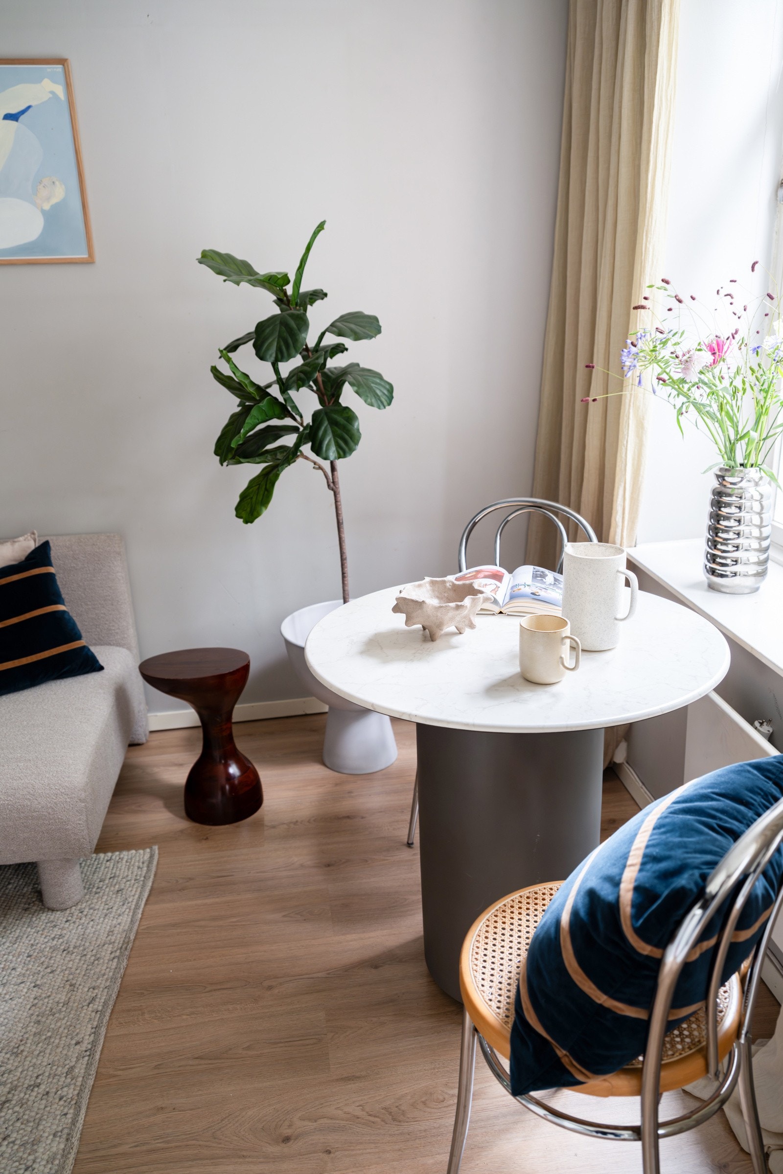 Alle vinduene i leiligheten har brede vinduskarmer som er perfekte for planter og dekor. Galleribilde