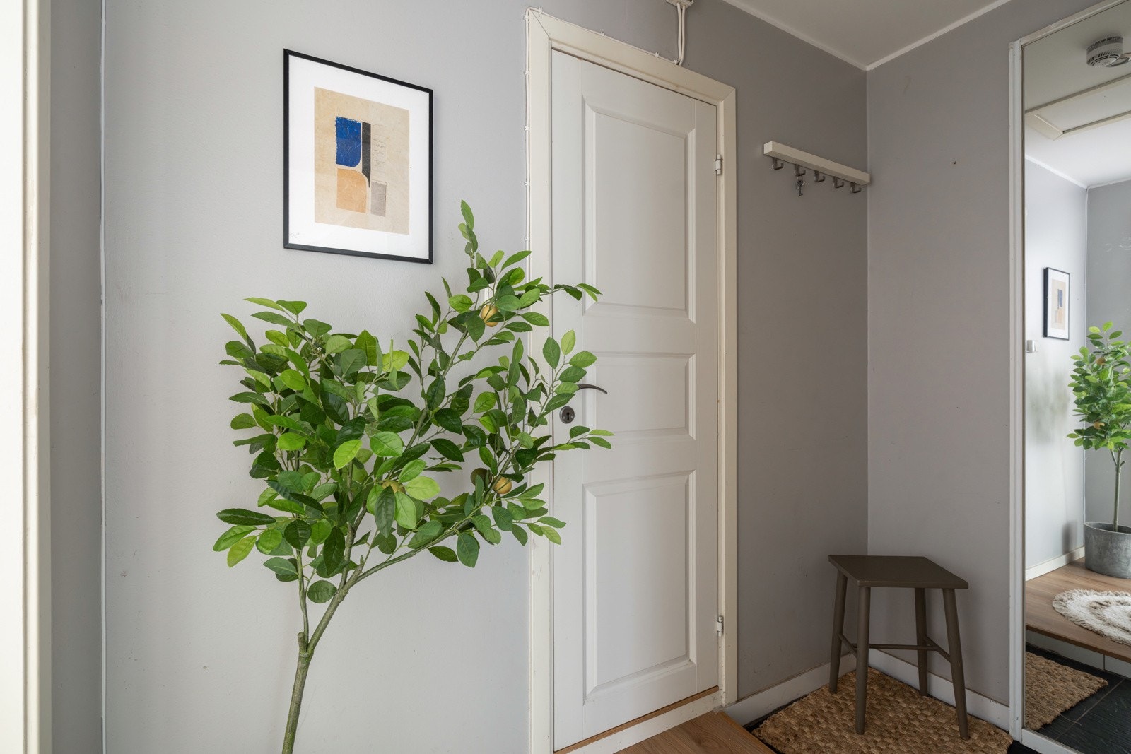 Du ønskes velkommen inn i en praktisk entré med plass til sko og oppheng av yttertøy. Galleribilde