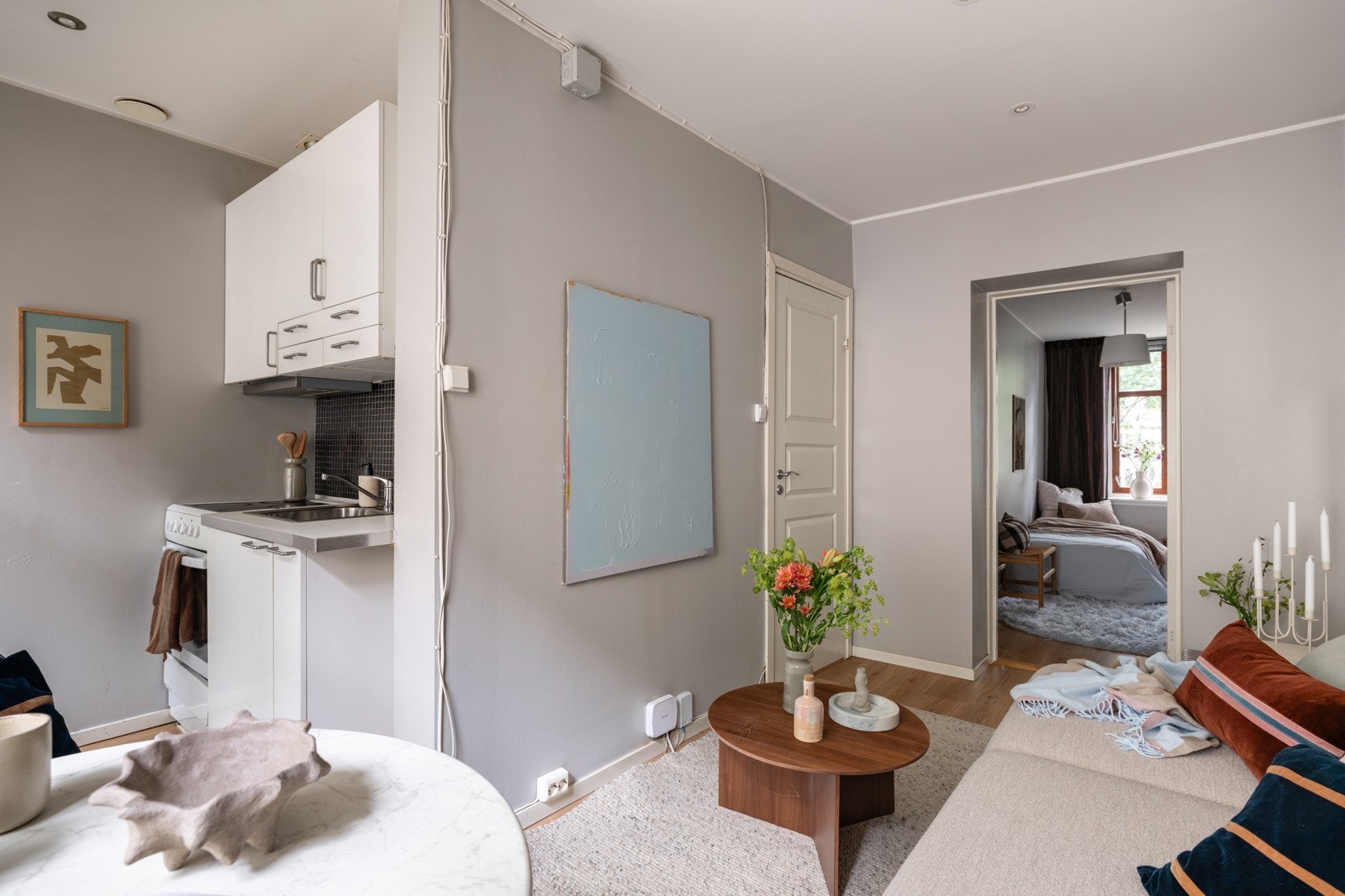 Kjøkkenet ligger i en fin delvis åpen løsning med stuen, naturlig tilbaketrukket, men likevel åpen og sosialt. Galleribilde