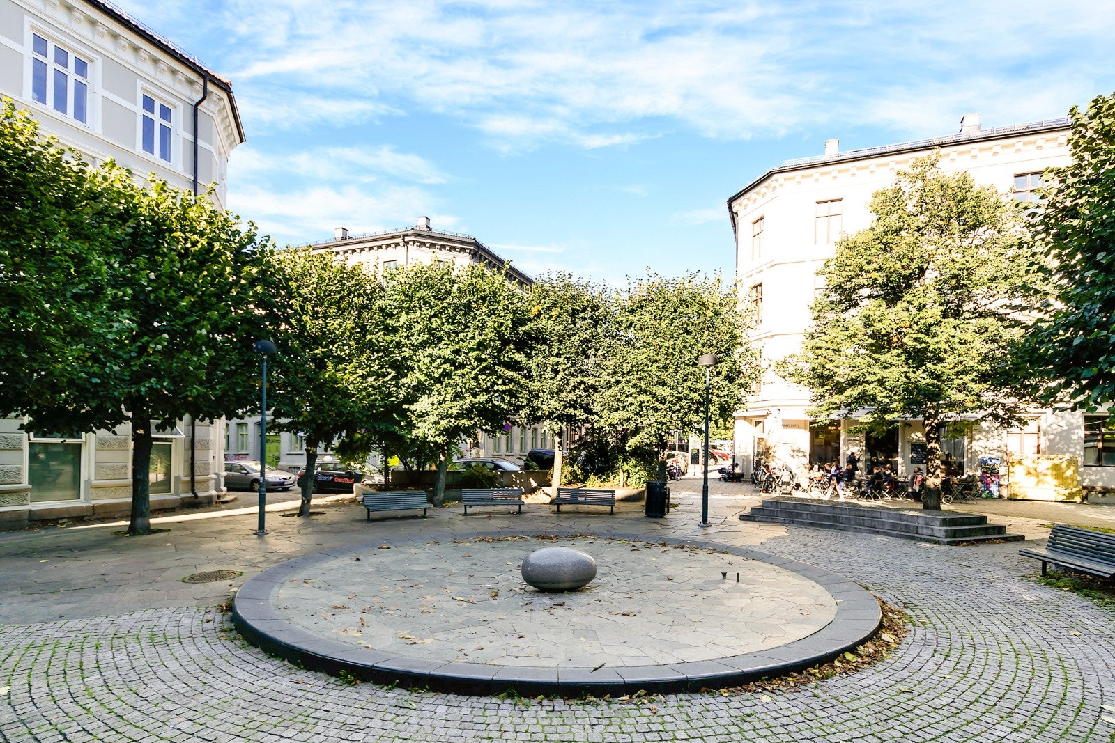 Rathkes plass ligger rett ved med hyggelige Apostrophe Galleribilde