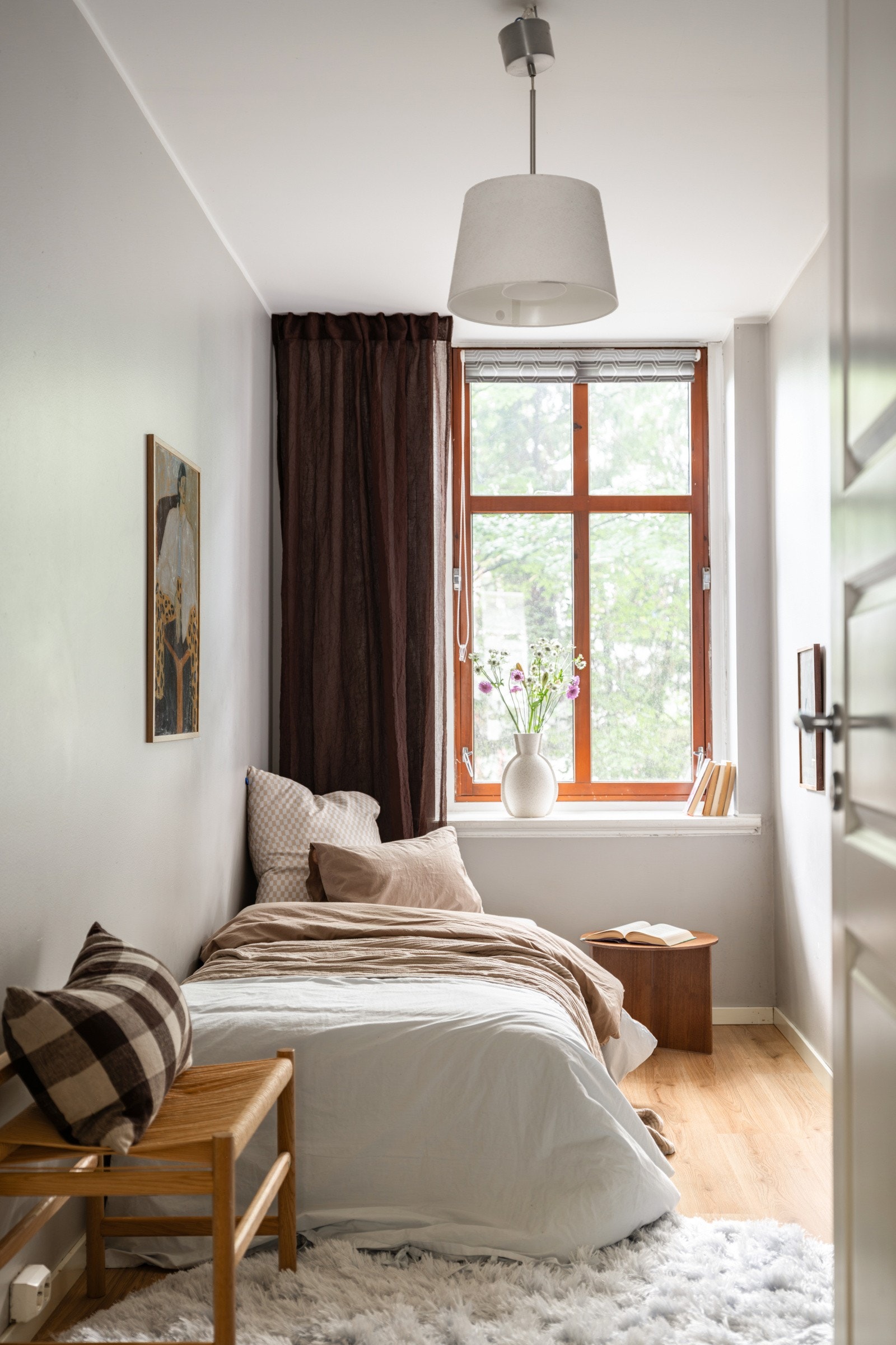 Soverom 1 er et lyst og fint rom som vender ut mot rolig bakgård uten biltrafikk. Galleribilde