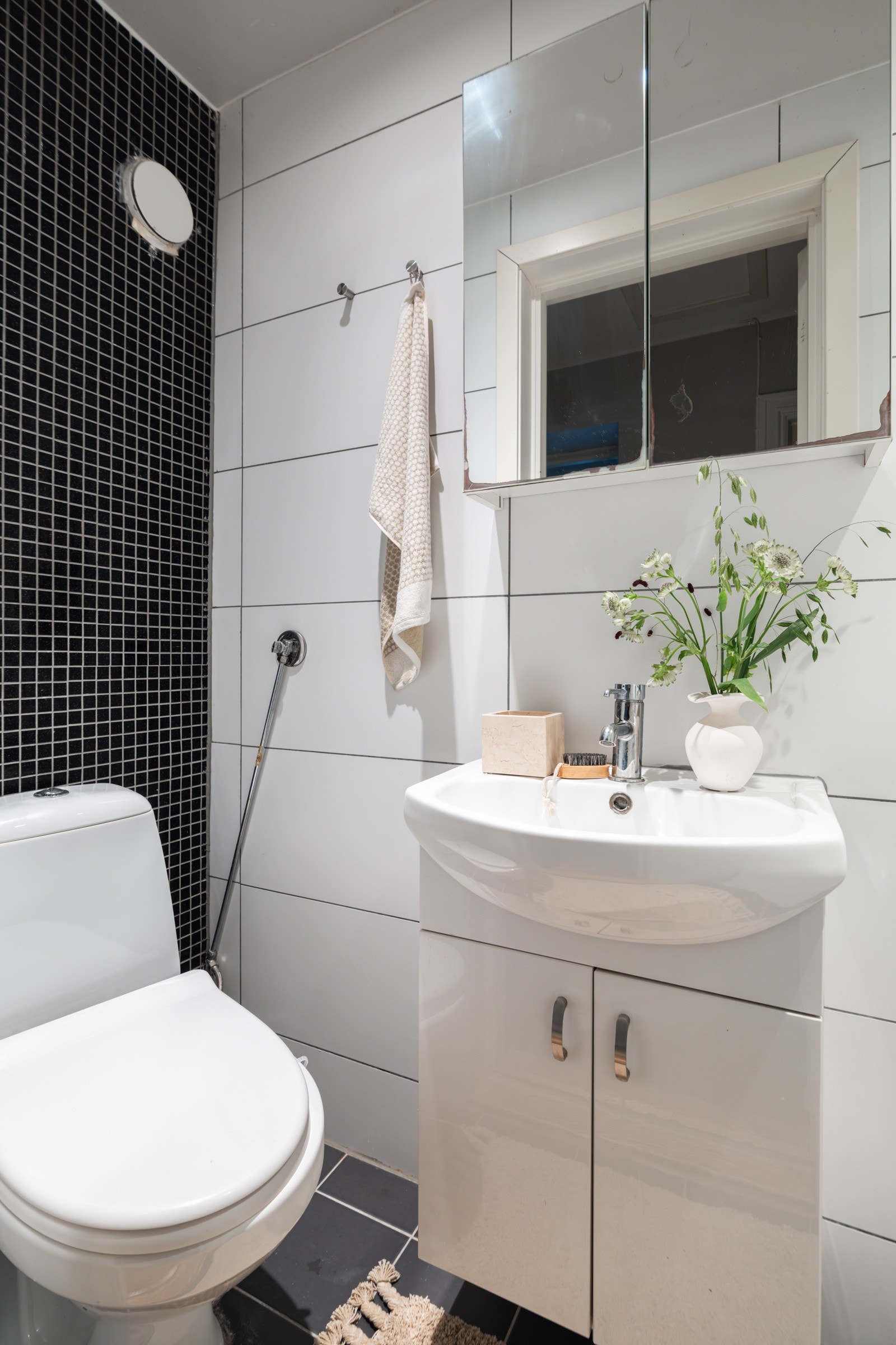 Baderommet er utstyrt med servantskap, speilskap, dusjnisje med forheng, gulvstående toalett og opplegg for vaskemaskin. Galleribilde