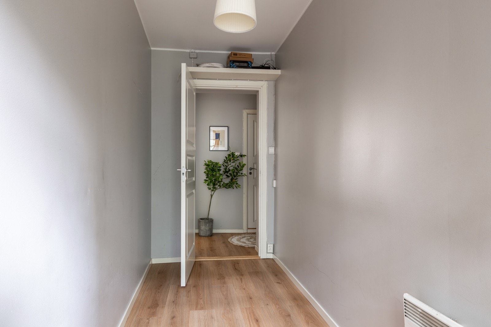 Soverommet har stor klassisk vindusflate, god takhøyde og en bredde på ca. 140 cm. Galleribilde