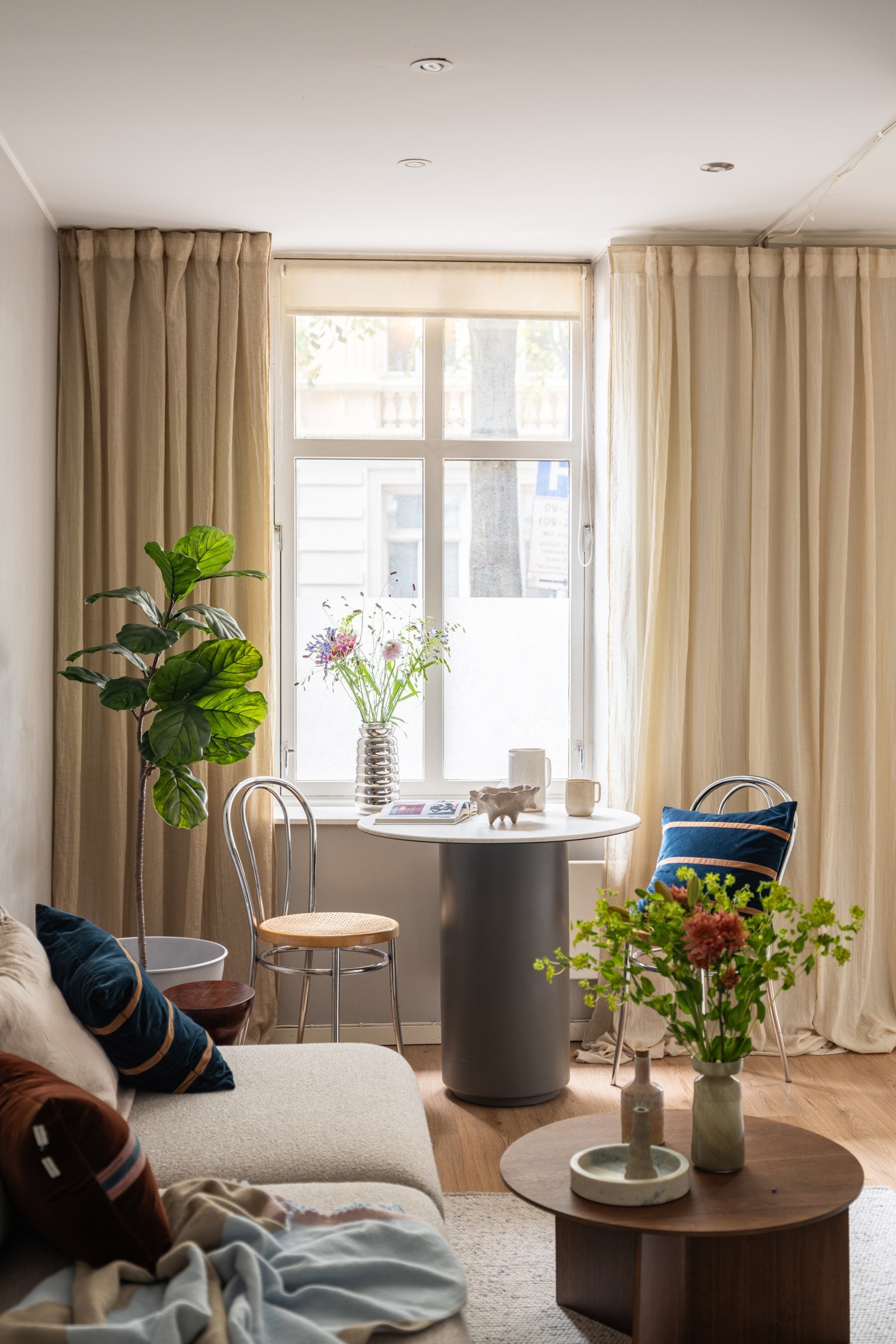 En sjarmerende og liten 3-roms leilighet med noe moderniseringsbehov. Leiligheten ligger i byggets 1. etasje, og har en gjennomgående planløsning med 2 soverom mot rolig bakgård uten biltrafikk. Galleribilde