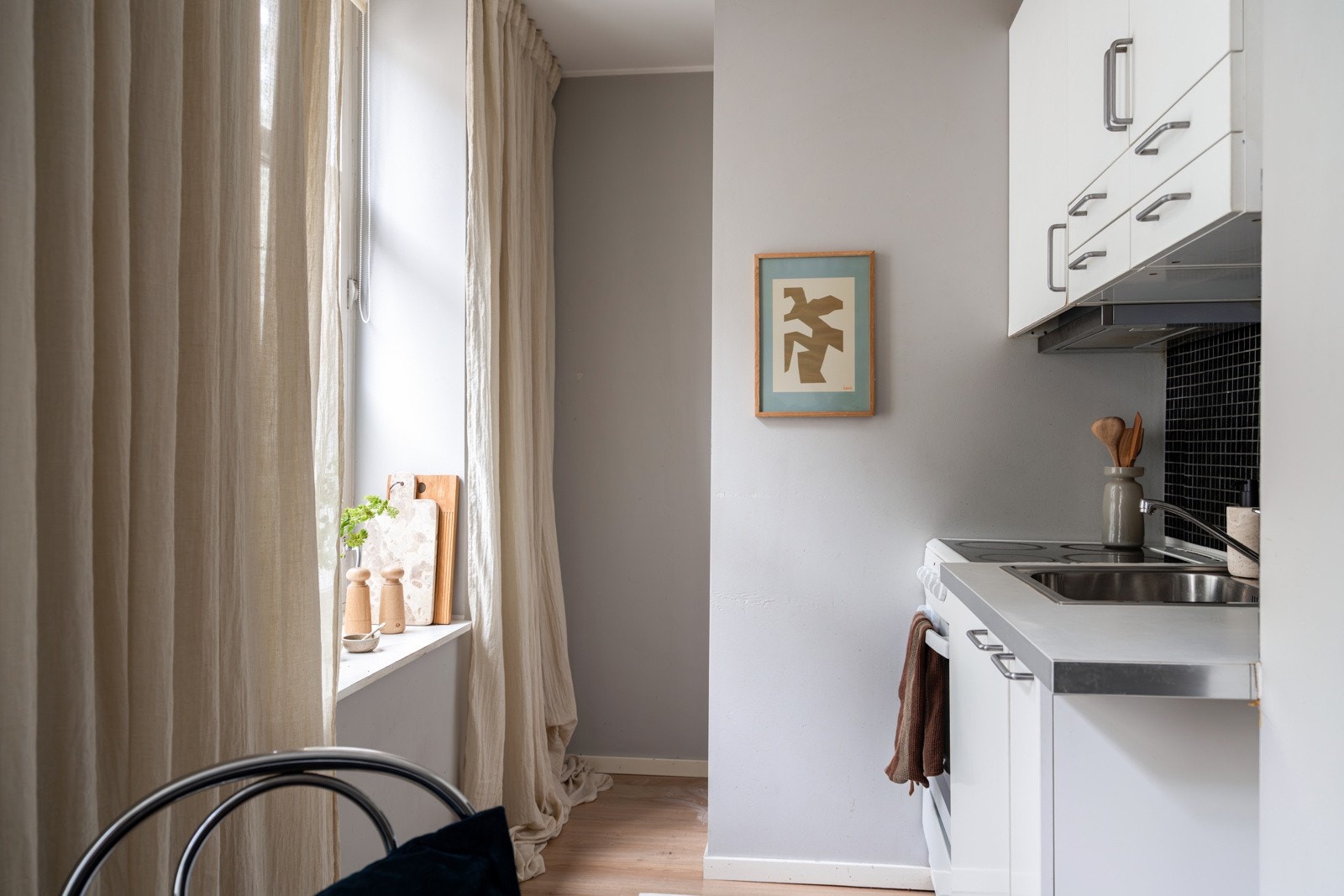 Kjøkkenet er utstyrt med frittstående komfyr som medfølger i handelen. Avtrekksvifte over koketopp koblet til tak. Galleribilde