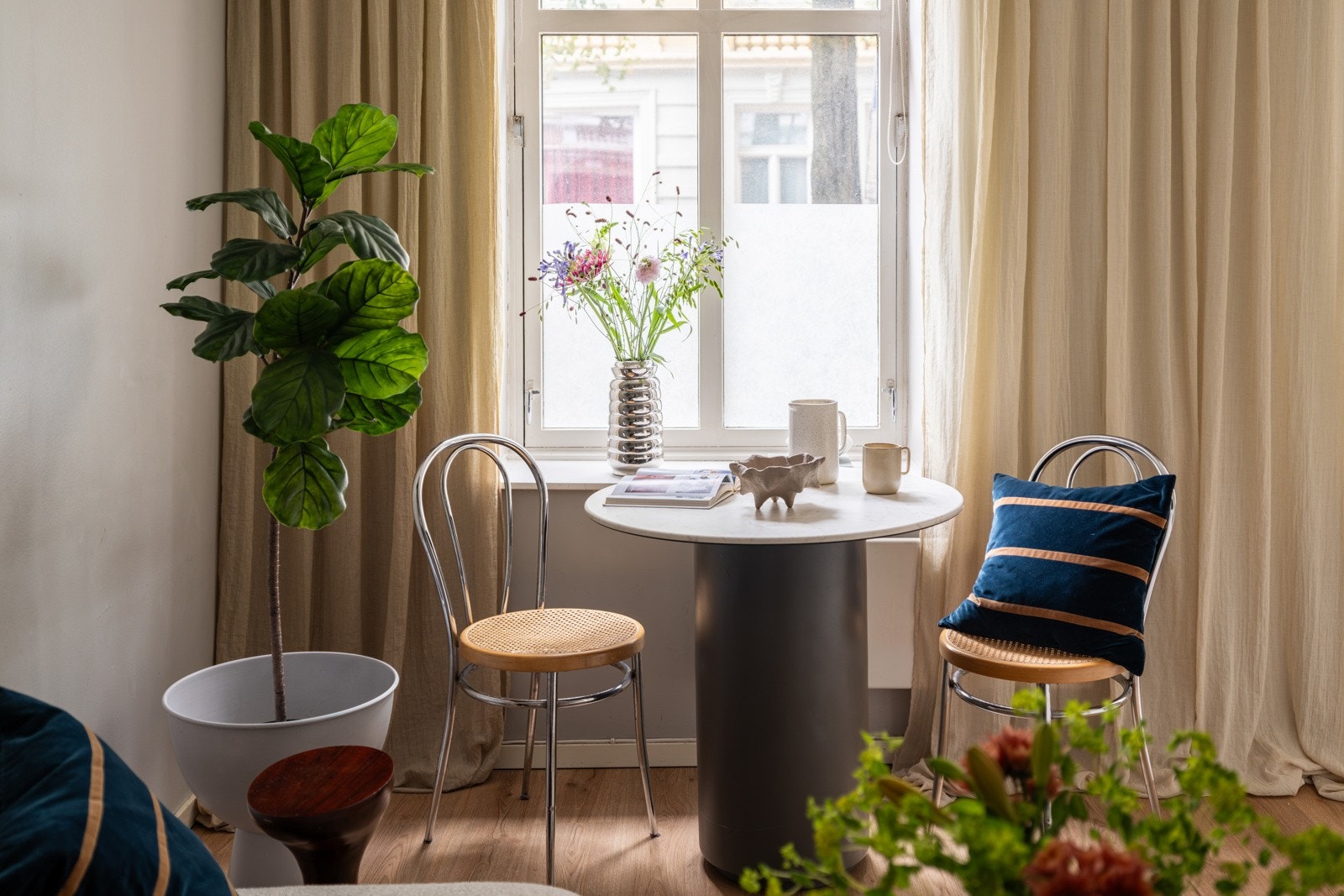 Den store klassiske vindusflaten slipper inn fint lys. Galleribilde