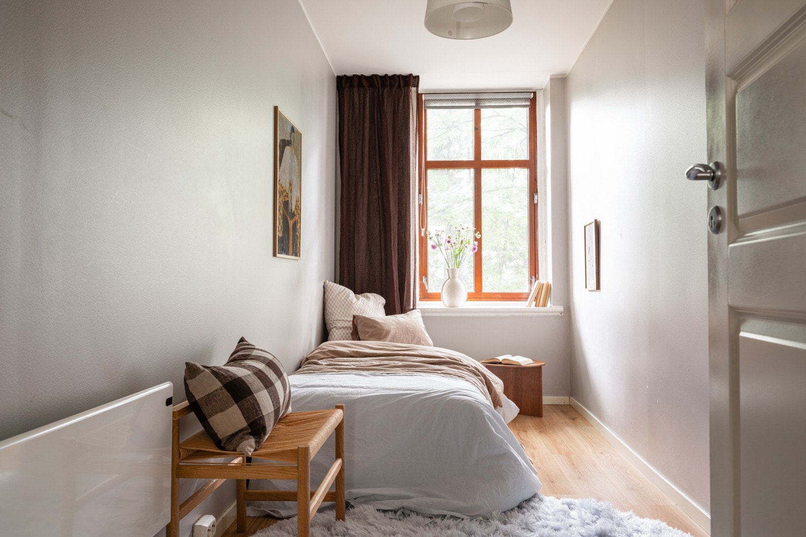 Soverommet har en bredde på ca. 175 cm som gir naturlig plass til dobbeltseng med tilhørende nattbord. Galleribilde