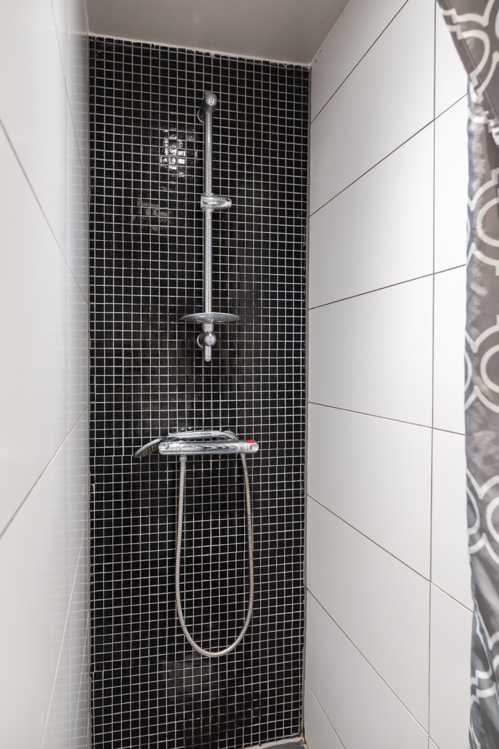 Baderommet har fått TG3 i tilstandsrapporten og må oppgraderes for å tåle normal bruk etter dagens krav. Det var ingen indikasjoner på unaturlig fukt i dusjsonens vegger på befaringsdagen. Galleribilde