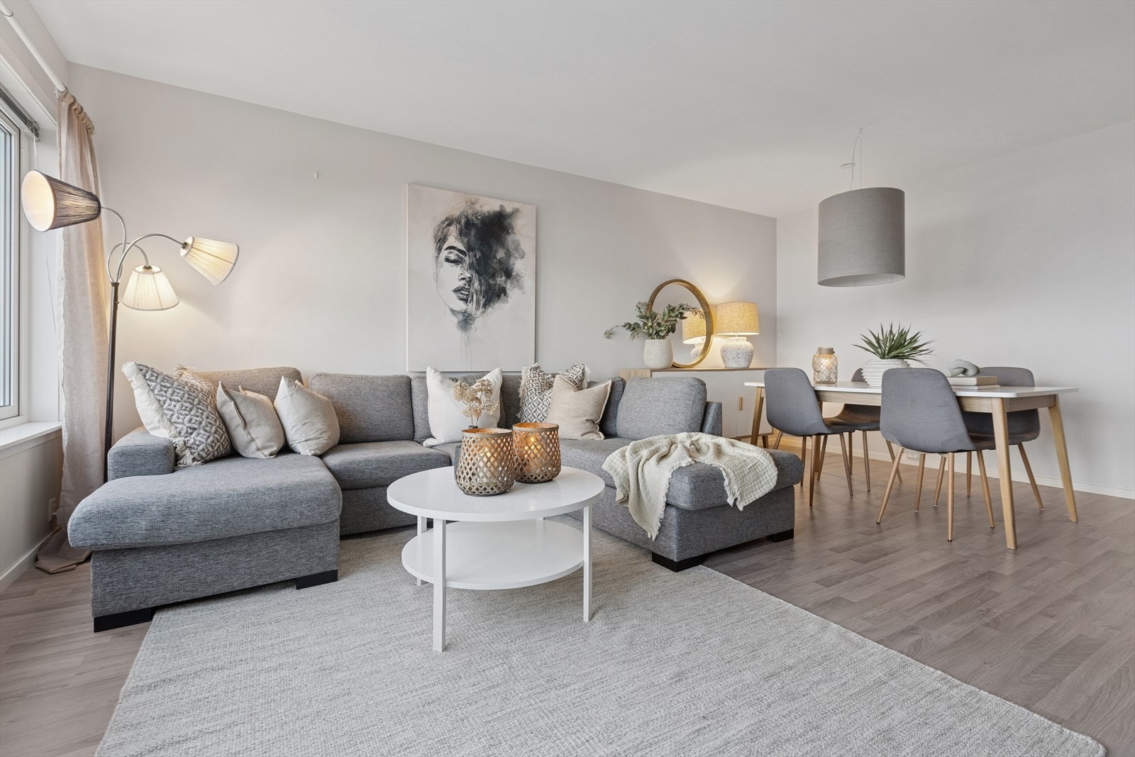 Velkommen til Grønnliveien 25A - En smakfull 3-roms leilighet med attraktiv beliggenhet på Stangnes med blant annet fjordutsikt, overbygd veranda og egen parkeringsplass. Galleribilde