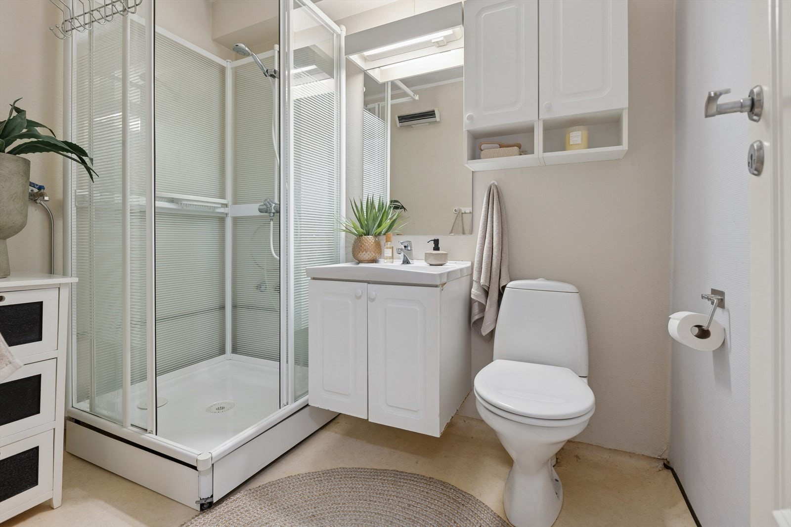 Praktisk bad. Alle innerdørene i leiligheten er byttet i nyere tid. Galleribilde