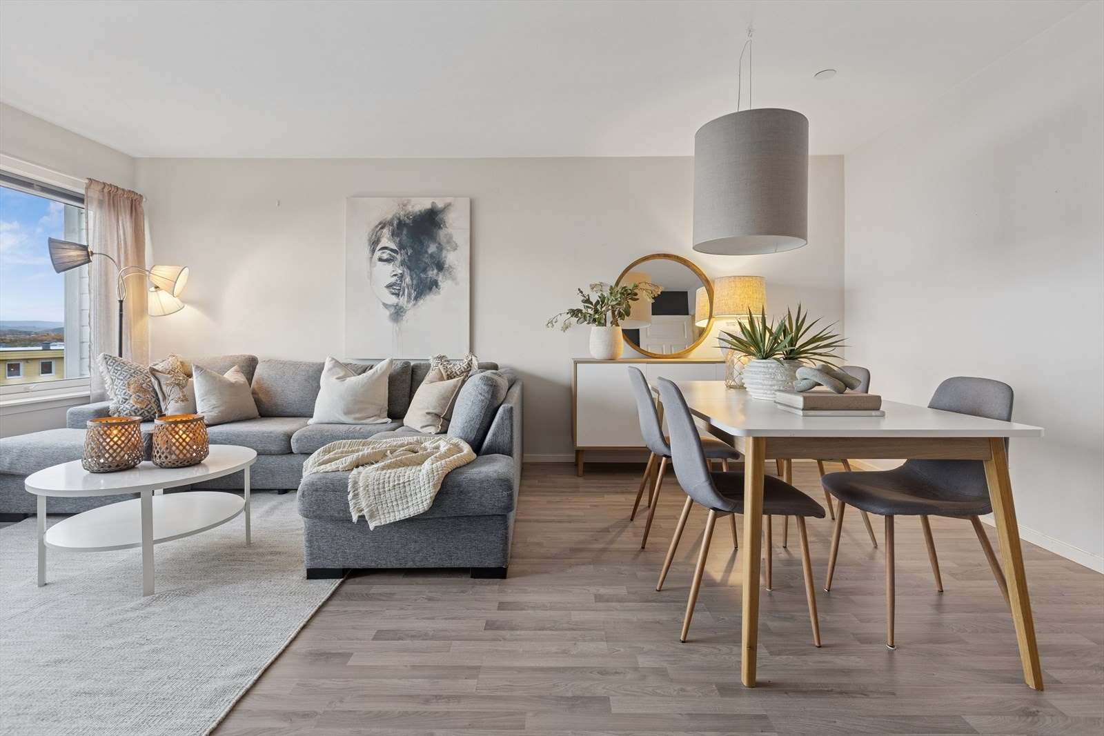 Leiligheten har god planløsning med naturlig plass til spisegruppe i stue og praktisk adskilt kjøkken. Galleribilde