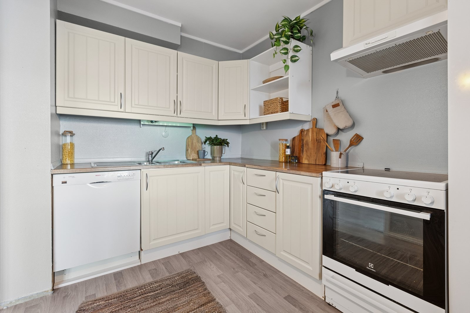 Her får man rikelig med skap- og benkeplass. Galleribilde