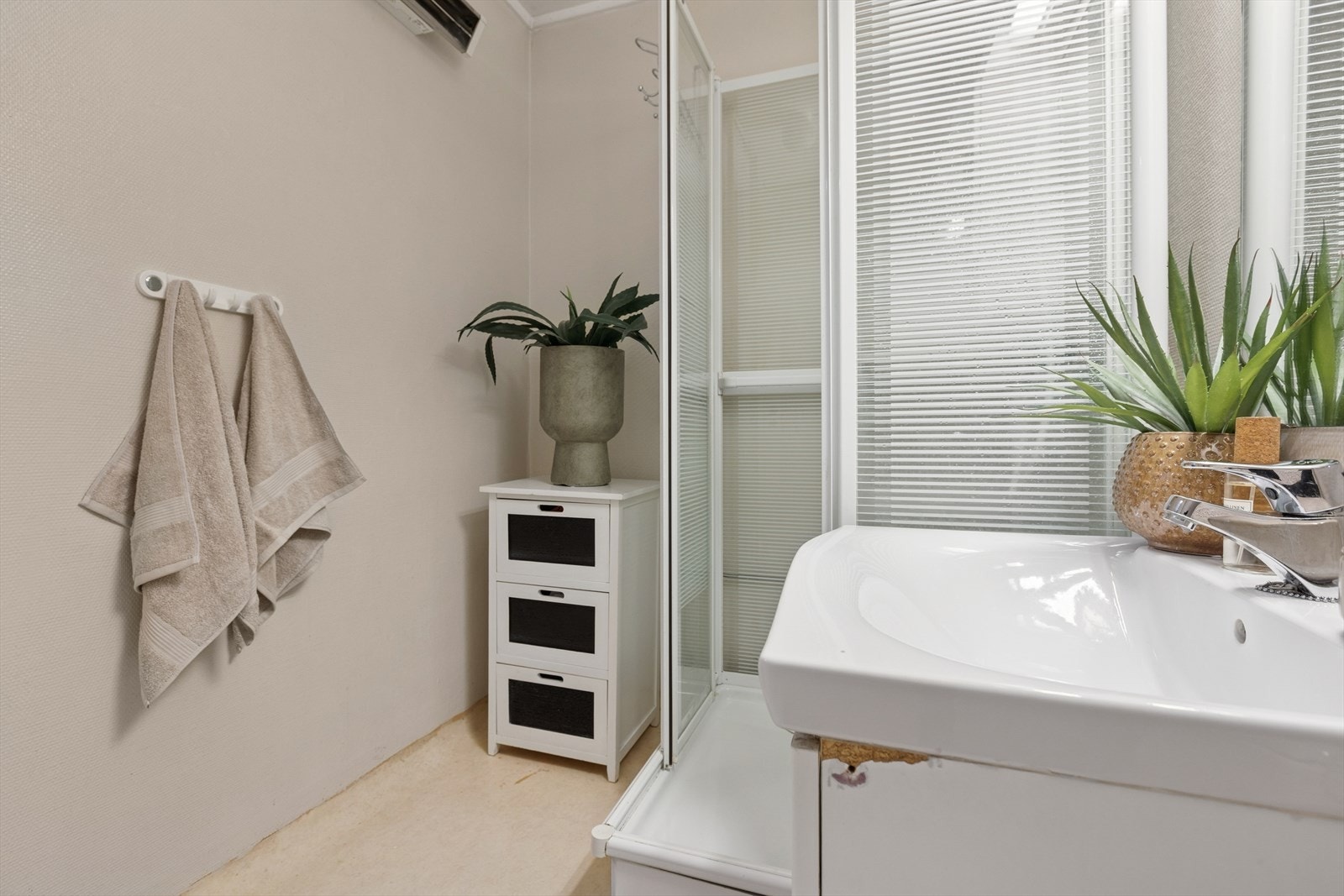 De månedlige felleskostnadene inkluderer blant annet tv, internett, brøyting, andel fellesgjeld, varmtvann, komm.avg og felles byggforsikring. Galleribilde