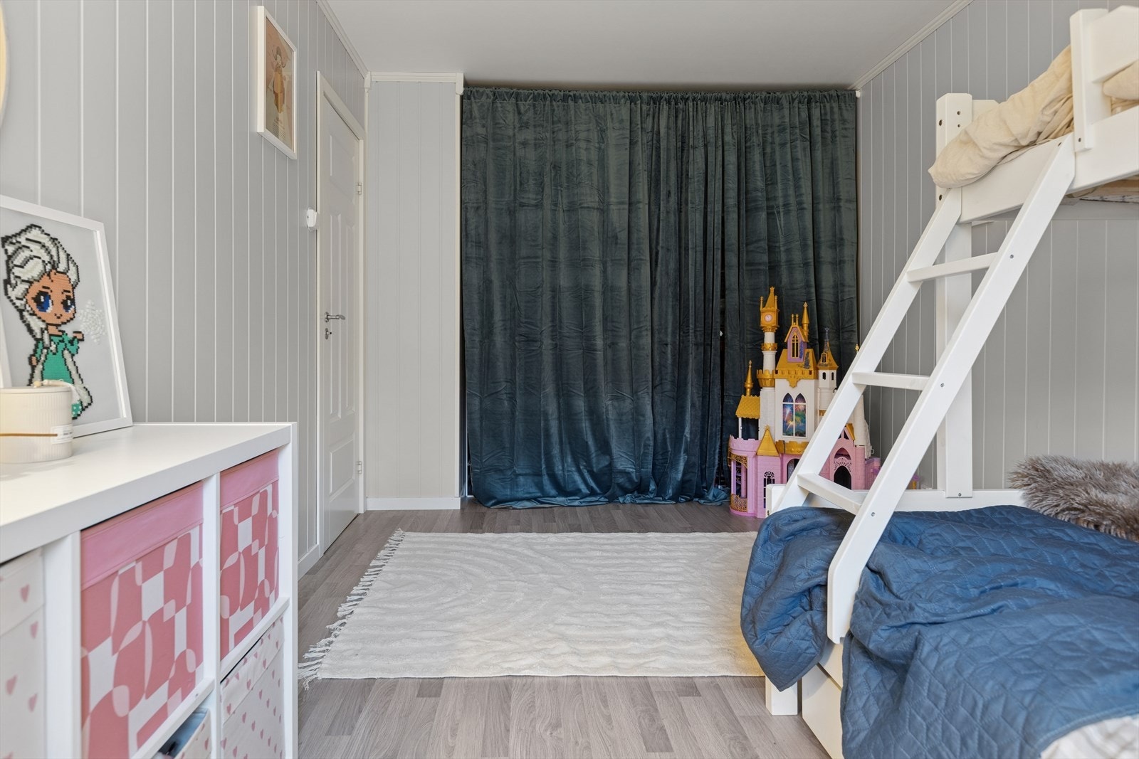 Her er det god plass til dobbeltseng med tilhørende møblement. Galleribilde