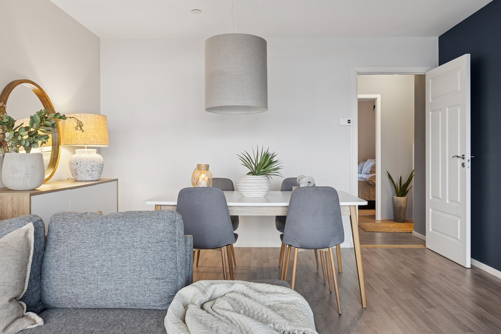 Trivelig stue med gulvvarme som byr på flere møbleringsmuligheter. Galleribilde