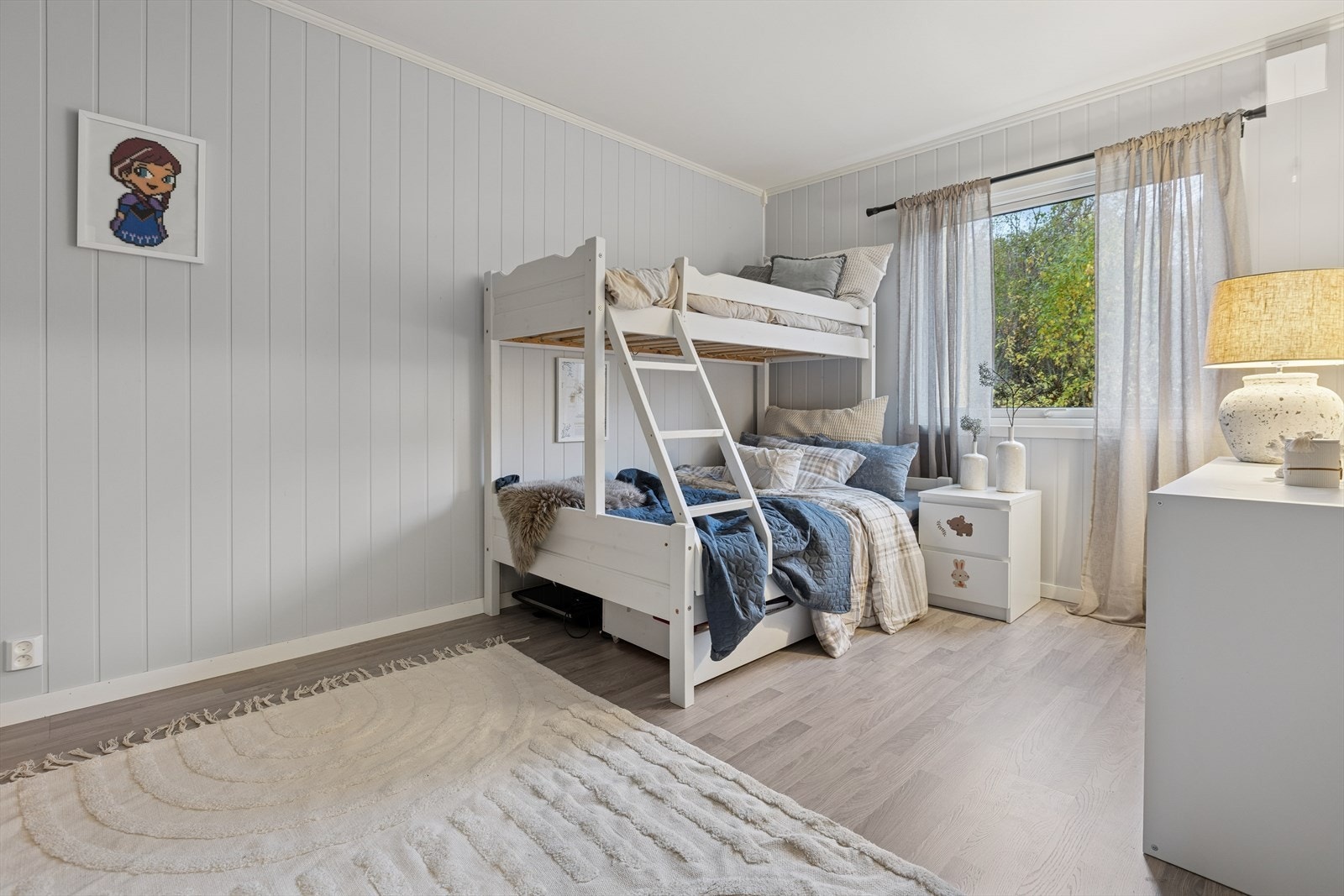 Leiligheten har to soverom. Dette er det største. Galleribilde