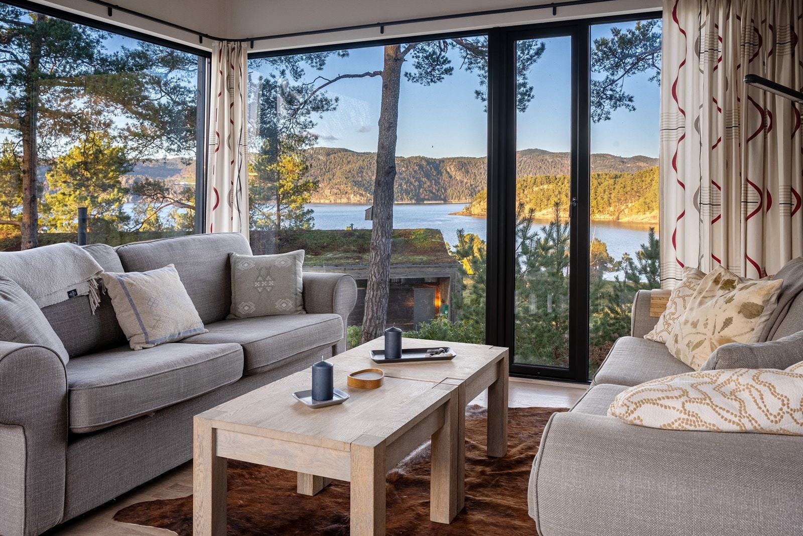 Stue med naturen tett på. Blir det bedre? Galleribilde