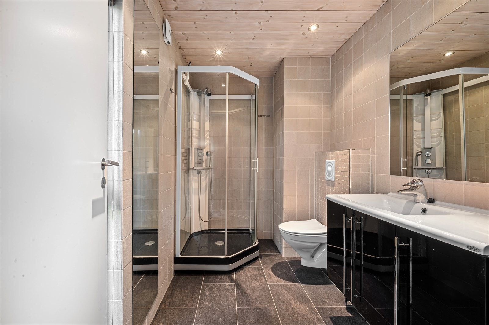 Lekkert baderom 2 tilhørende hovedsoverom. Galleribilde