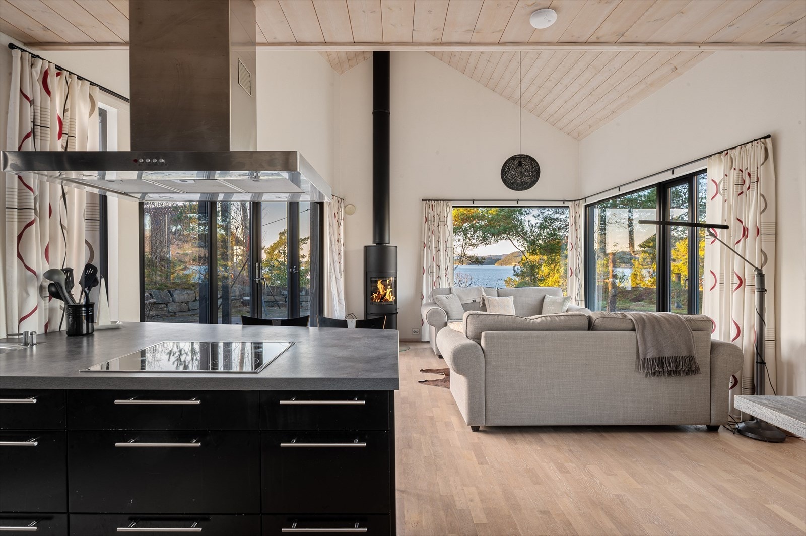 Kjøkken med kjøkkenøy og barløsning. Galleribilde