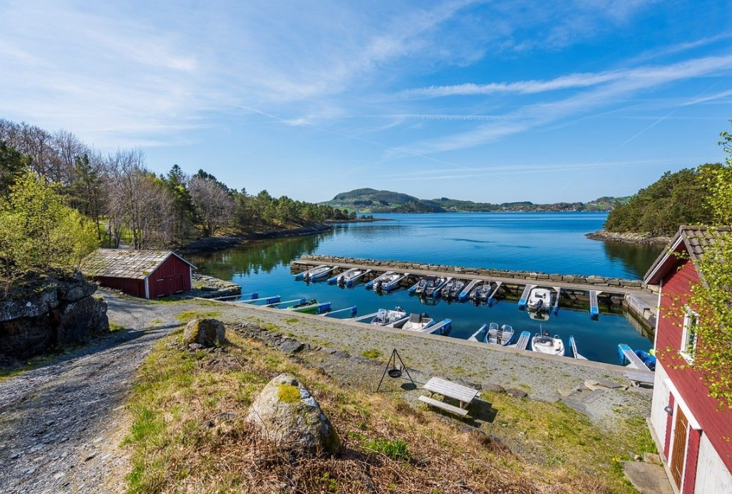 Båthavn med egen bod i felles hus. Galleribilde