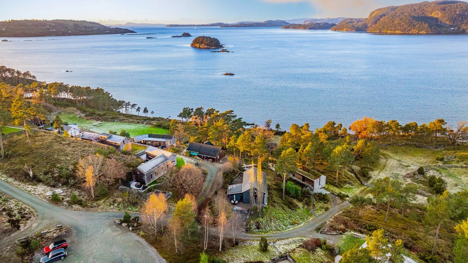 Hytten ligger i et etablert hyttefelt med få naboer, bygget rundt det levende landskapet av klipper, svaberg og skog. Ifølge planene fra utbyggere har hyttefeltet høy kvalitet og struktur, med blant annet steinmolo mot vannet. Galleribilde