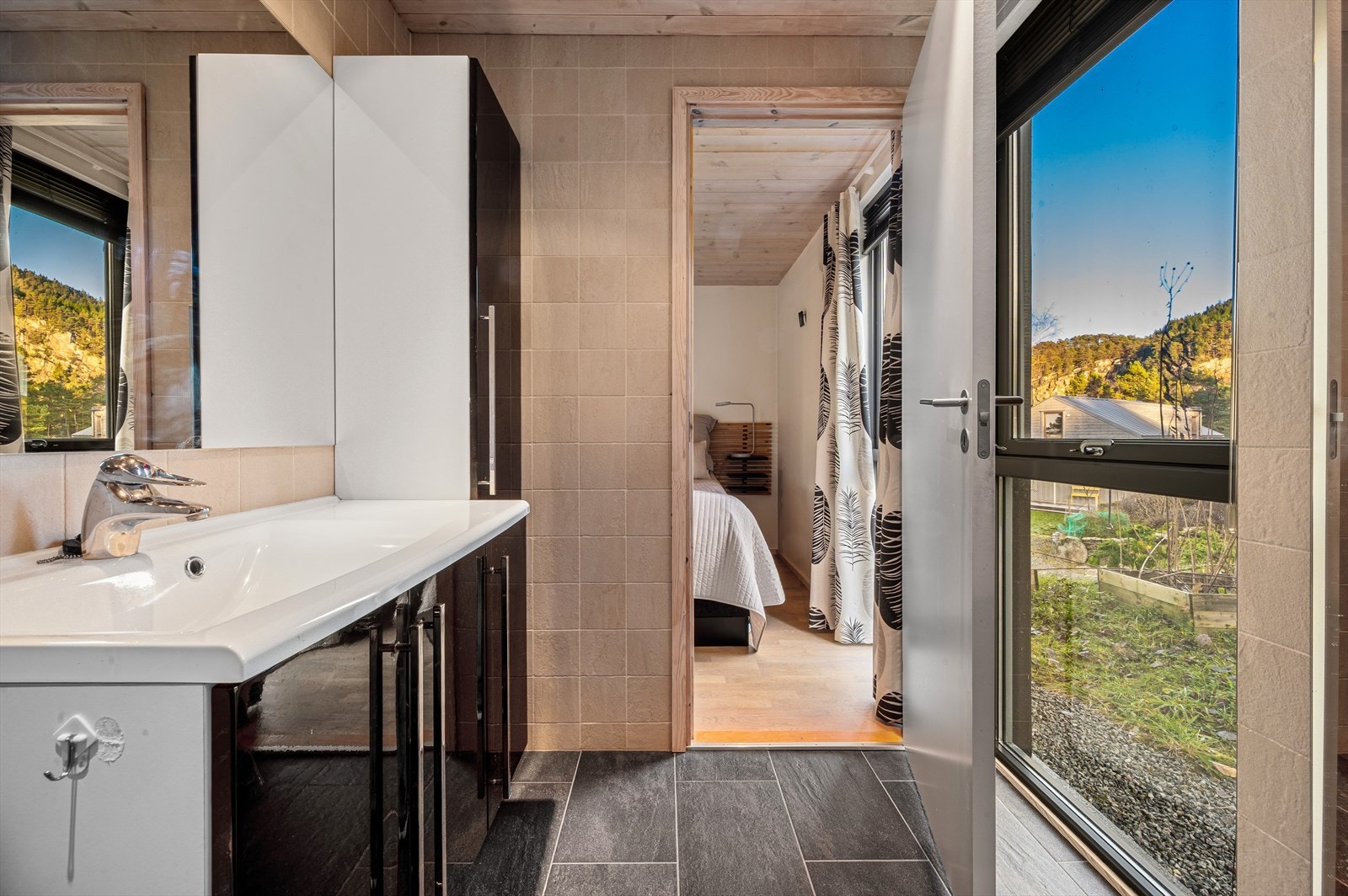 Lekkert baderom 2 tilhørende hovedsoverom. Galleribilde