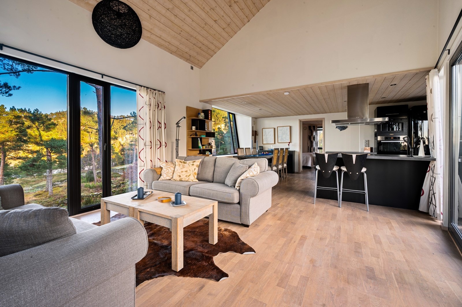 Stue og kjøkken i åpen løsning. Parkett på gulv. Galleribilde