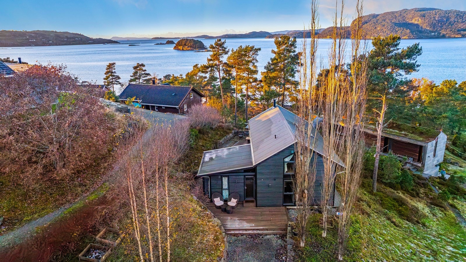 Randa 162 ligger idyllisk til på øya Randøy i Hjelmeland kommune, helt vest på Ryfylke.
Denne beliggenheten gir deg følelsen av å trekke seg tilbake til et rolig, naturskjønt paradis - her er det hytteliv med sjel. Galleribilde