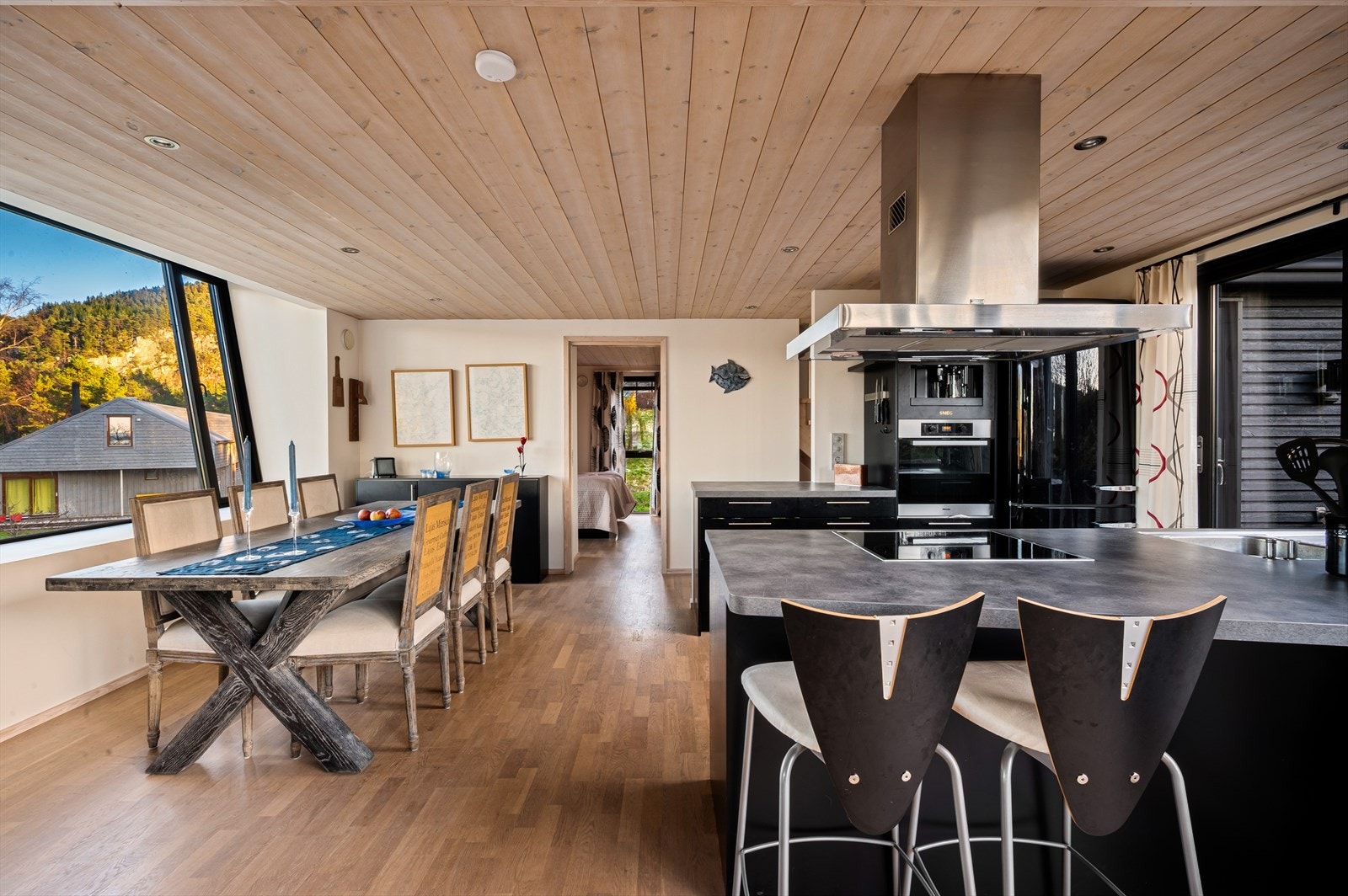 Kjøkken fra Norema med god skap og benkeplass. Galleribilde