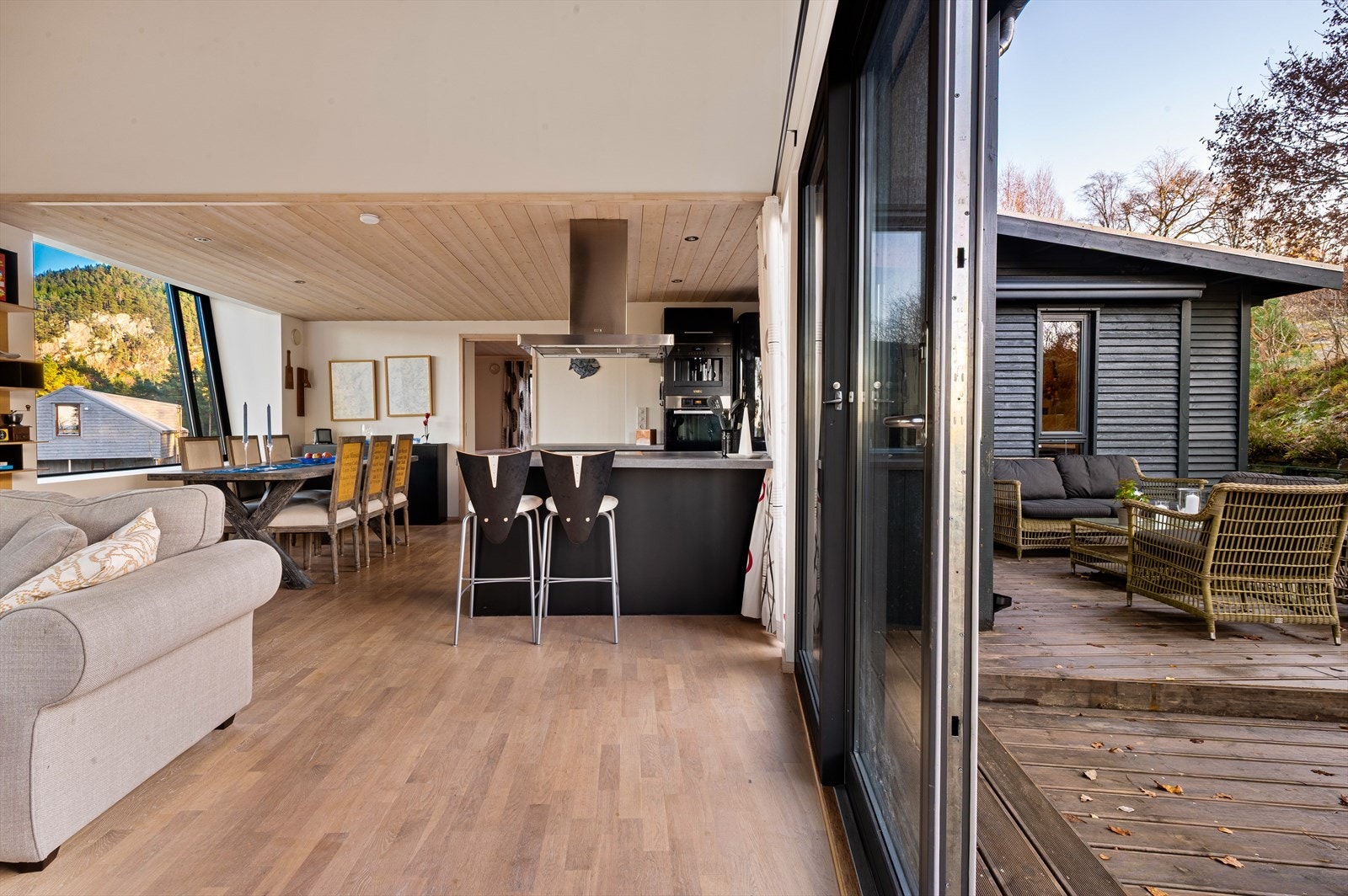 Utgang til terrasse fra stuen. Galleribilde