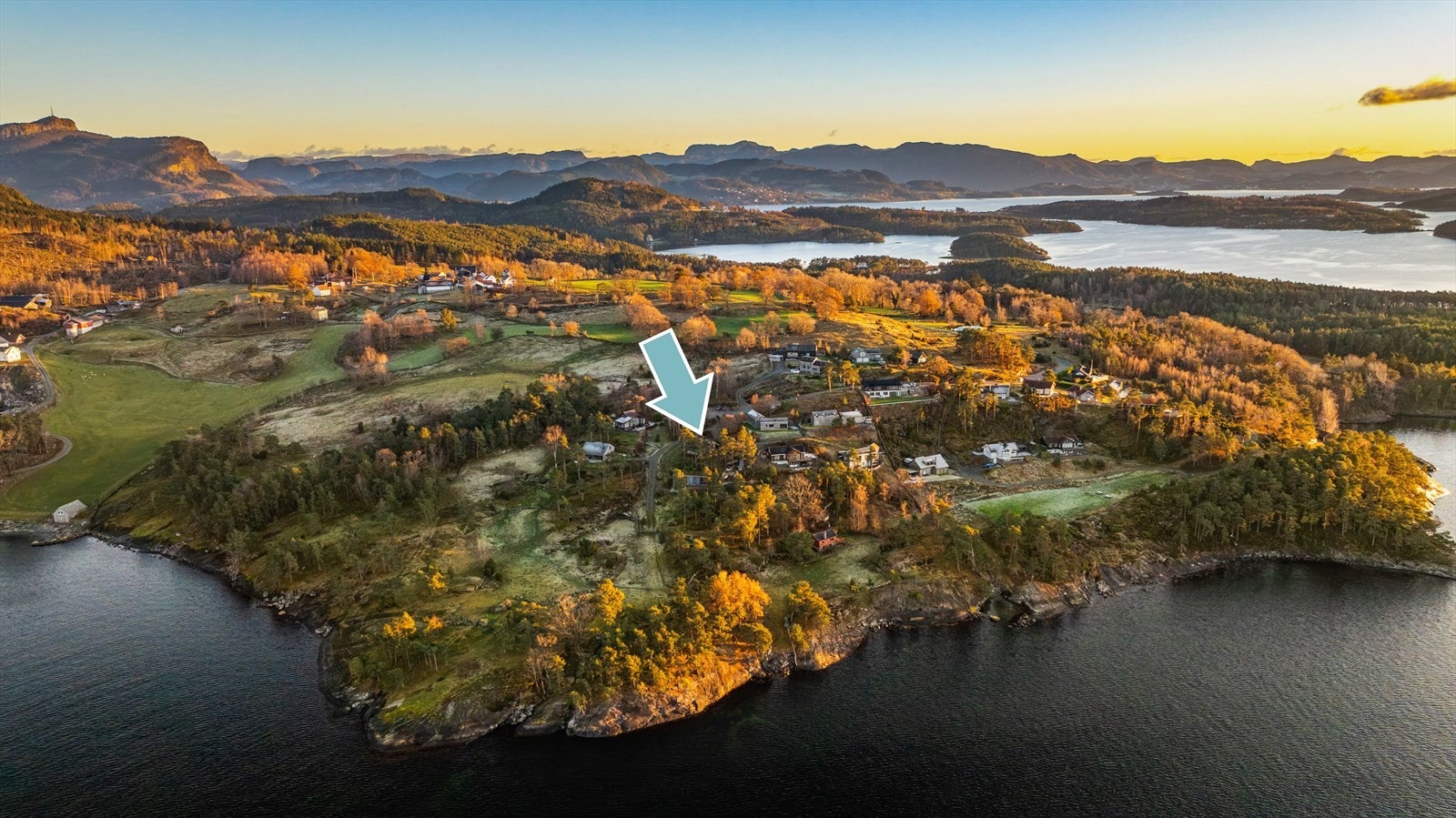 Følelsen du får når du kommer til Randa 162, er mye mer enn bare en hytte - det er et hjem i pusterommet, som kombinerer maritim eleganse med varme og intim hyttefølelse. Galleribilde