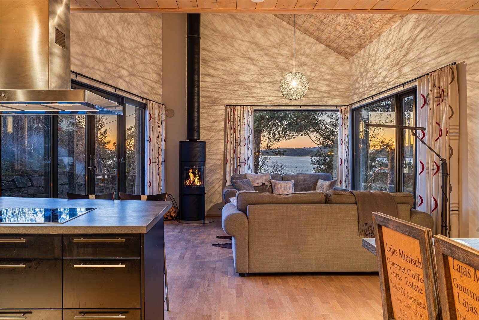 Kjøkken og stue i åpen løsning. Galleribilde