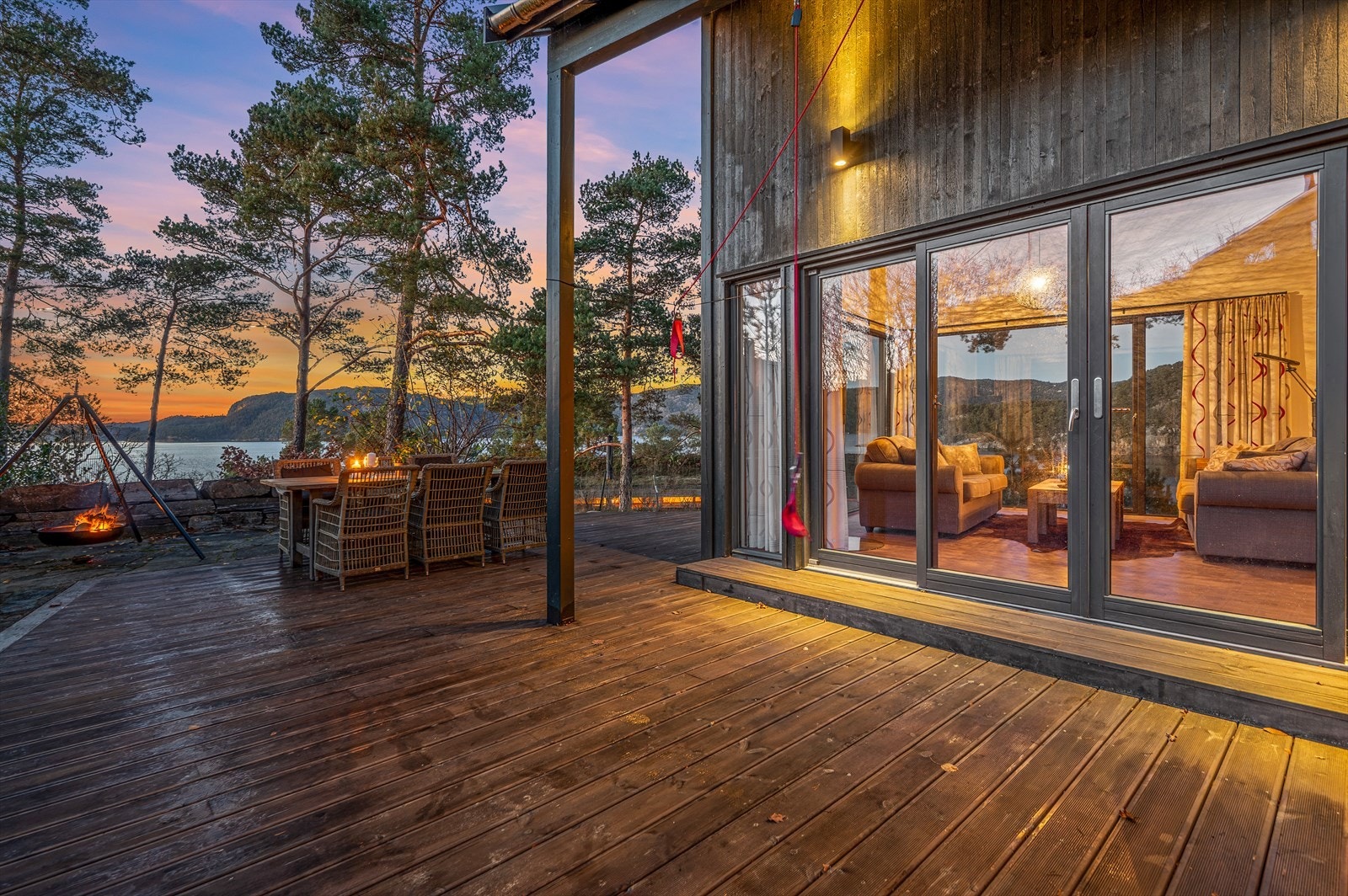 Hytten er tegnet av Bark Arkitekter v/Kathrine Grimnes og stod ferdig i 2010. Galleribilde