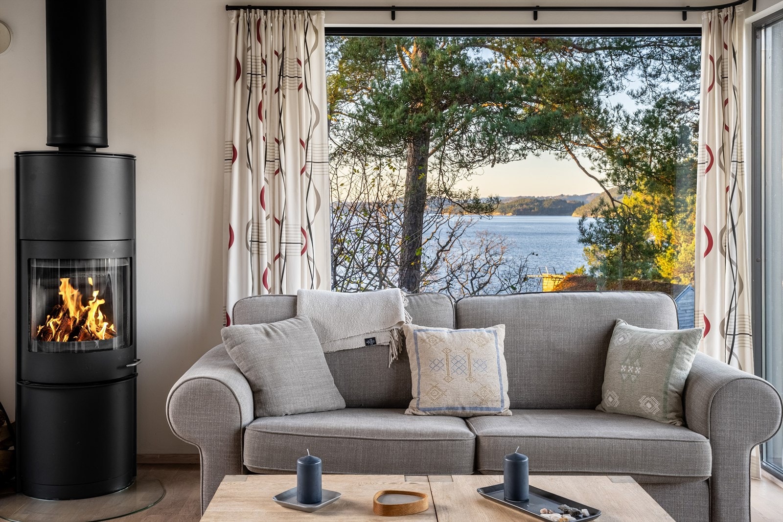 Magisk utsikt, balsam for sjelen er gjennomgående fra hytten. Galleribilde