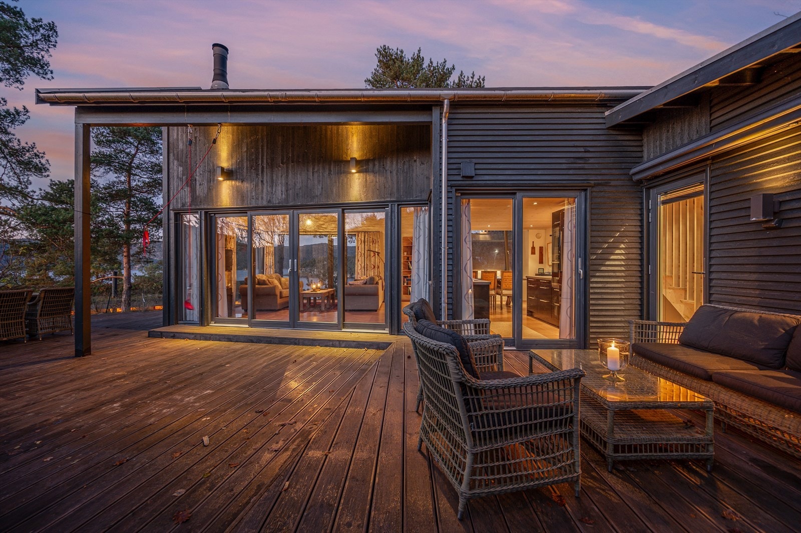 Tomten byr på lune og usjenerte terrasseområder, hvor du virkelig kan slå av omverden og bare nyte. Galleribilde