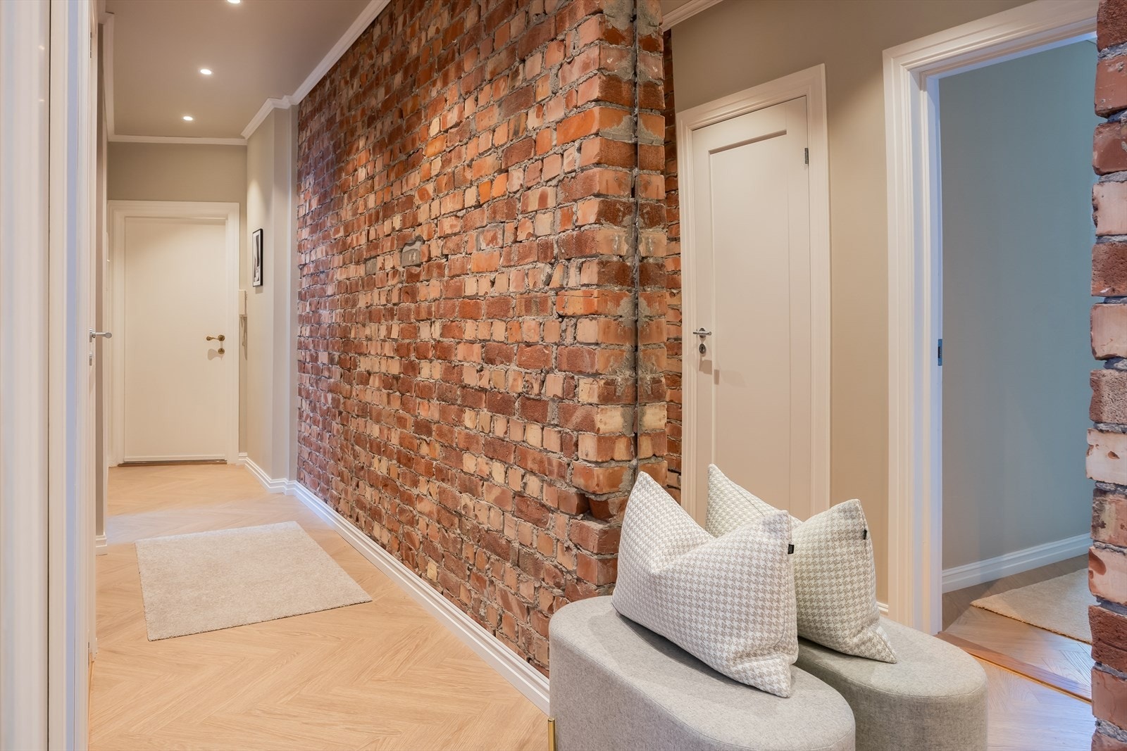 Leiligheten har nytt rør-i-rør-skap og skjult røropplegg til både bad og kjøkken, utført av Rørkompaniet eftf. AS. Galleribilde