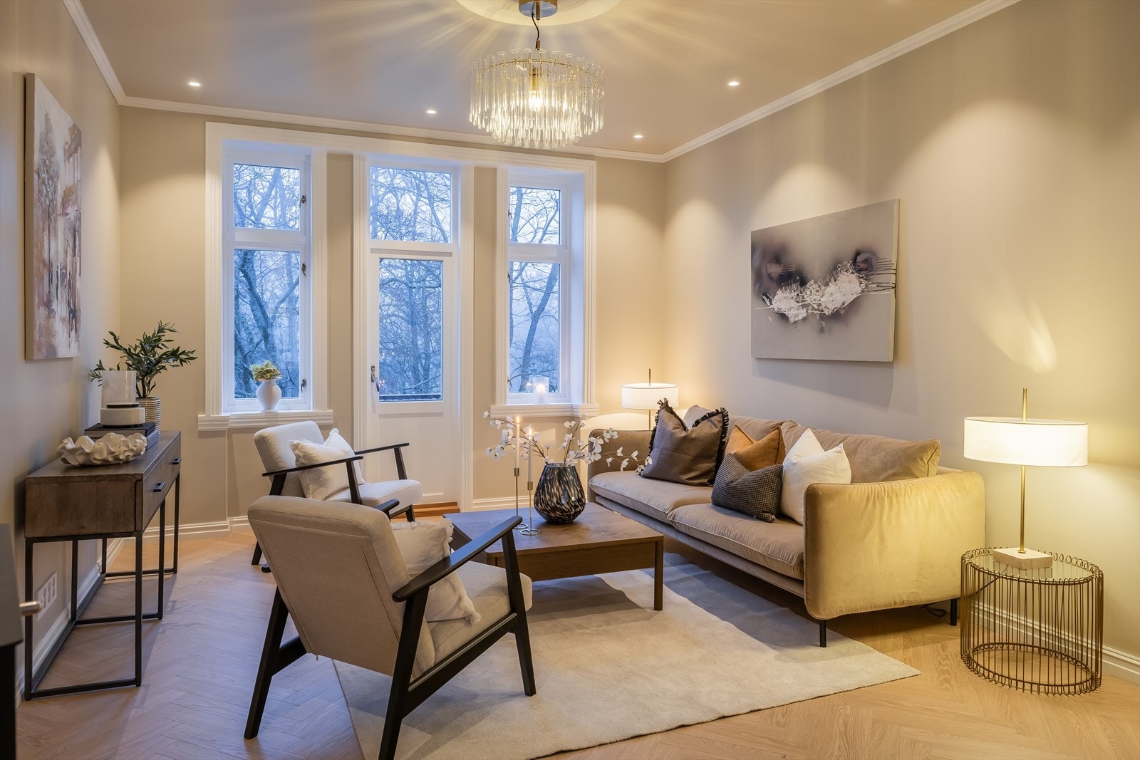 Leiligheten varmes opp med elektrisitet og vedfyring. Sistnevnte er både en økonomisk og behagelig måte å varme opp leiligheten på. Vedovnen er ny fra 2023. Sameiet har også gjort rehabilitering av piperør med stålrør. Galleribilde