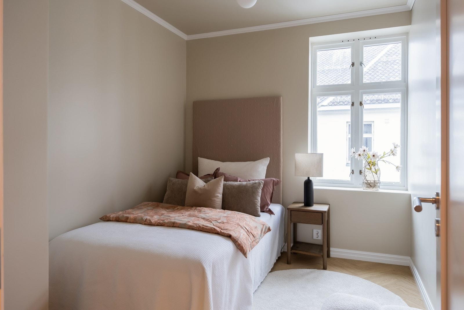 Dette er det andre soverommet og er på 8,4 m². Alle tre soverommene vender inn mot bakgård. Galleribilde