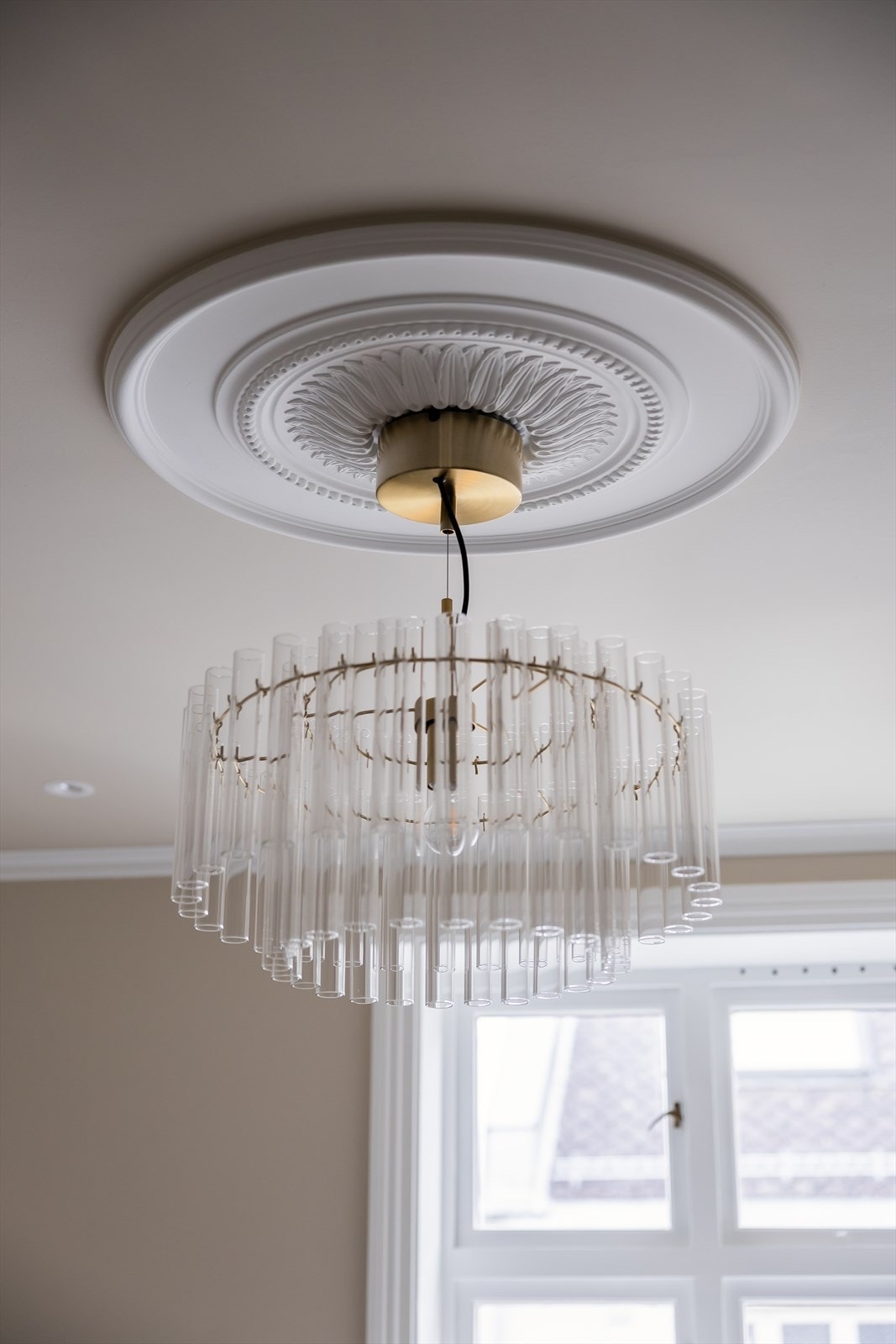 Boligen ble pusset opp høsten 2025 og fremstår i en moderne kombinert med klassiske bygårdenstilen, som stukkatur, god takhøyde og dype vinduskarmer. Galleribilde