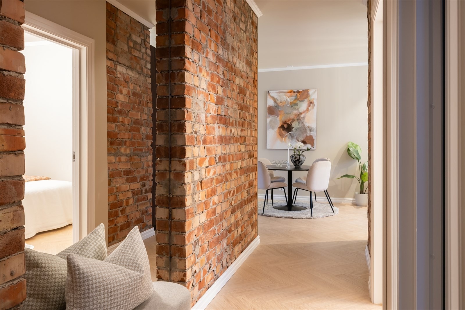 Tross moderne materialvalg er deler av den originale teglveggen beholdt. Galleribilde